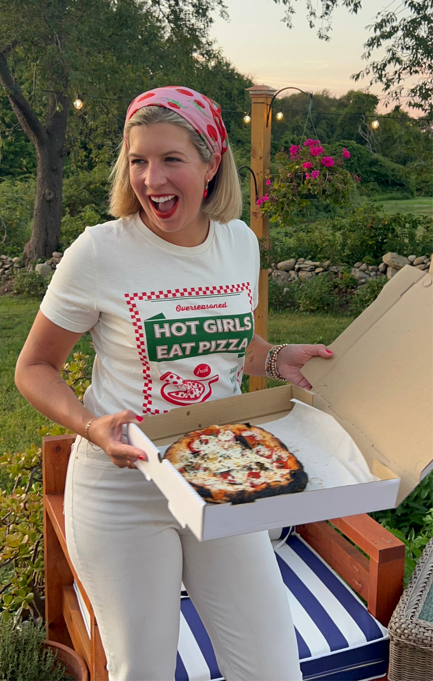 Hot Girls Eat Pizza T-shirt 🍕