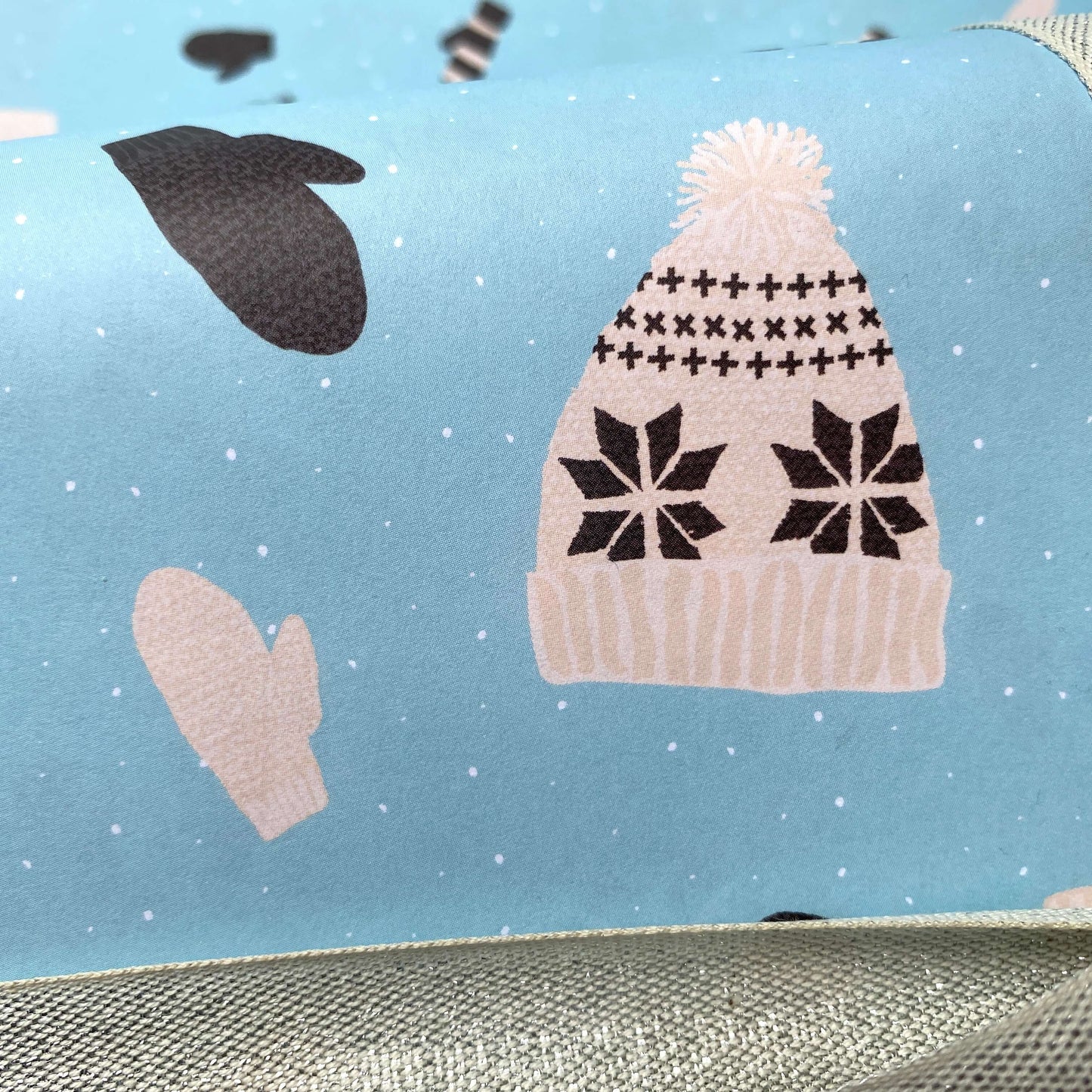 Winter Knits Wrapping Paper: Rolls of 3 Sheets